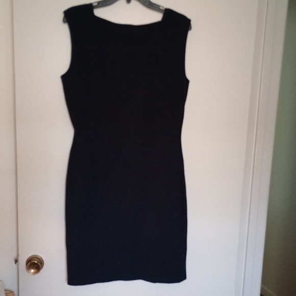 Elegant Black Sleeveless Midi Dress - Picture 3 of 4